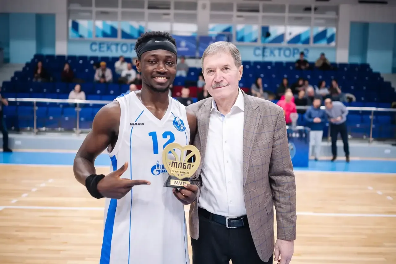 Игрок с наградой MVP на площадке